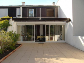 Maison Confortable à 300m de la Plage avec Terrasse et Parking - FR-1-323-432